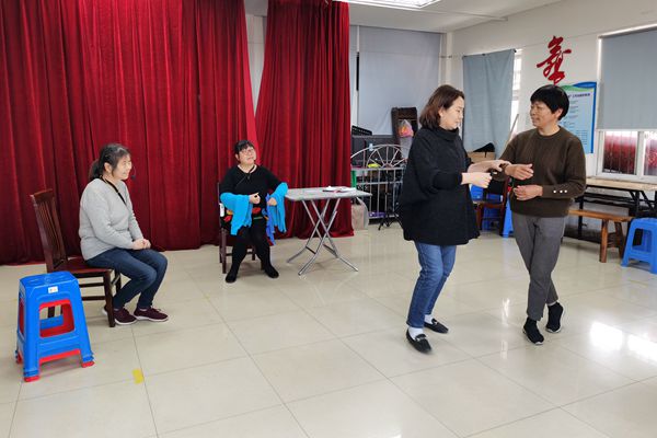 下邵社区党群服务中心：开展戏曲表演指导课.jpg