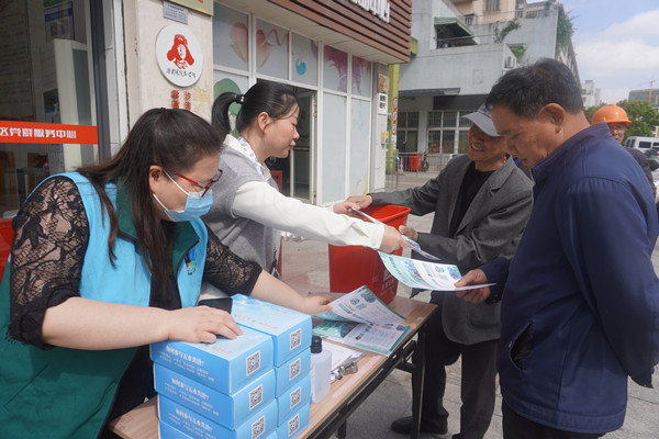 “有害换有爱 一举两得” 助力垃圾分类.jpg