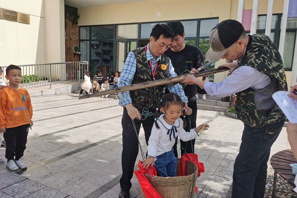 下卲社区党群服务中心：体验民俗 迎立夏 退役老兵来助阵.jpg