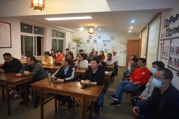 沙湾社区：组织党员观看《理想照耀中国—守护》.jpg