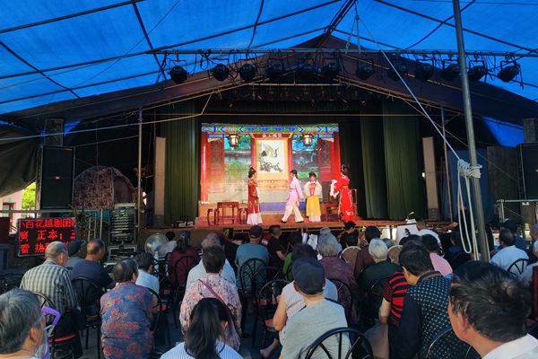 下卲社区党群服务中心：戏曲送下村 家门口看大戏.jpg