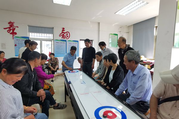 下卲社区党群服务中心：开展老年人桌上冰壶培训.jpg