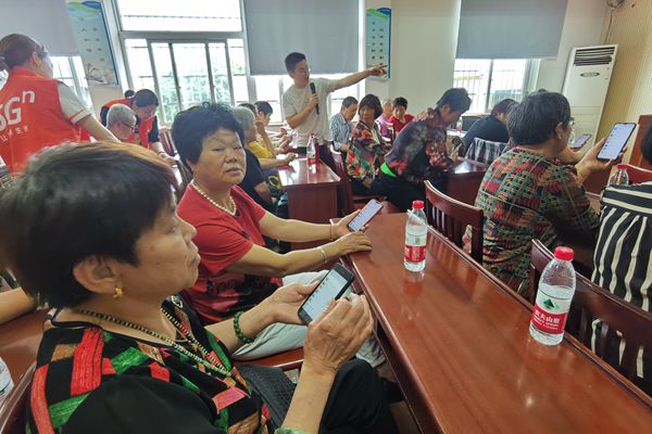 下卲社区党群服务中心：老年人智能手机使用培训开课了.jpg