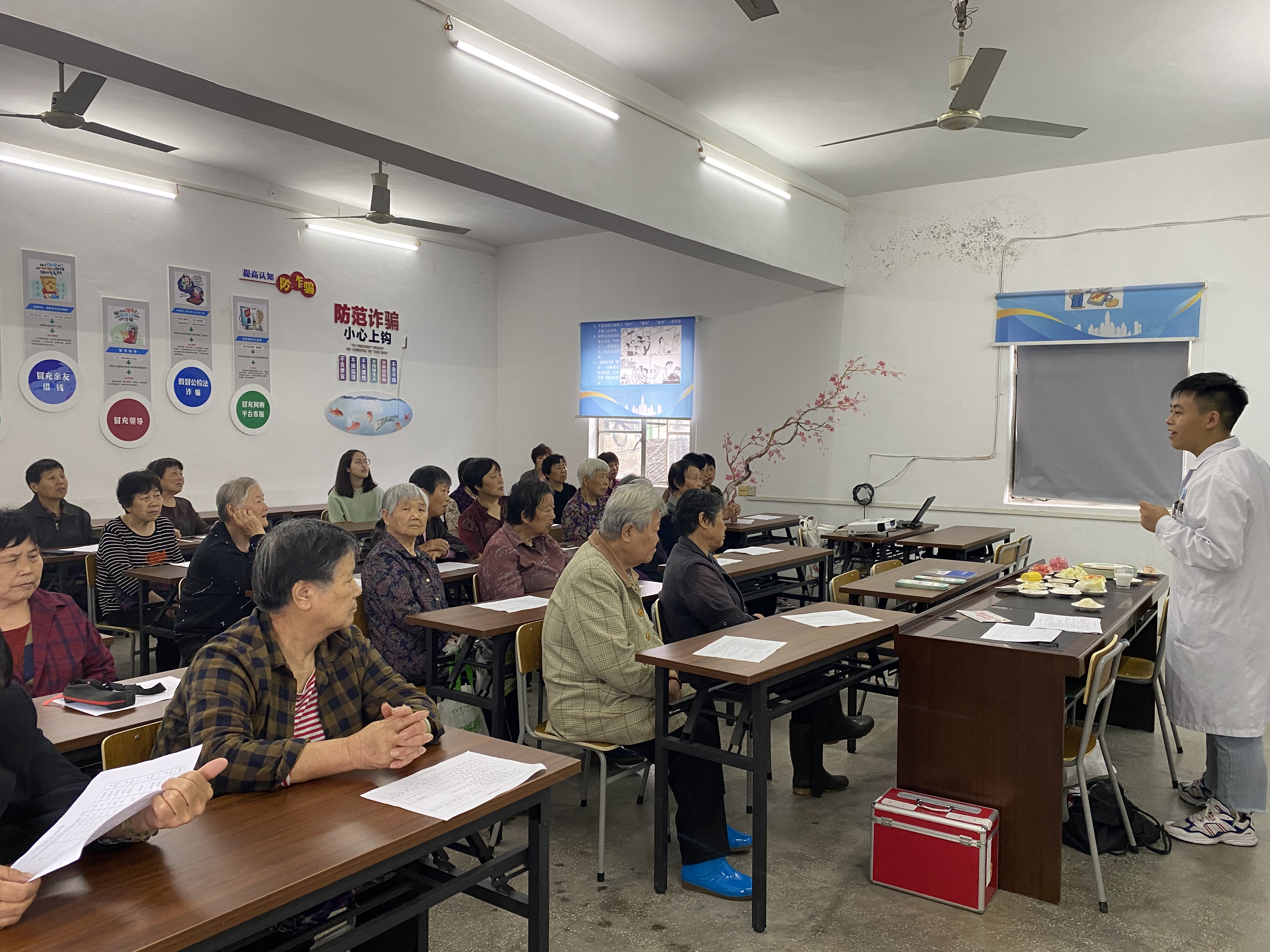 20210520五里牌社区：营养师手把手教您把血糖吃回去 现场二.jpg