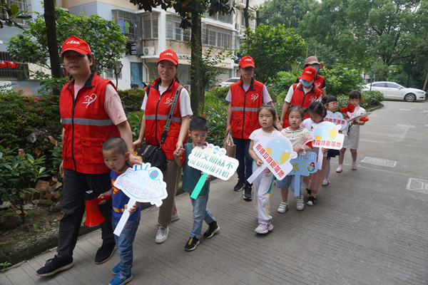 小红星过六一 垃圾包不落地.jpg