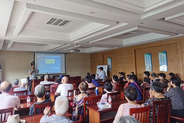 下卲社区党群服务中心：开展“控制高血压 预防冠心病”讲座.jpg