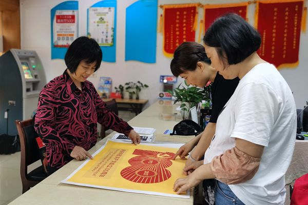 下卲社区党群服务中心：居民用剪纸作品献礼建党百年.jpg