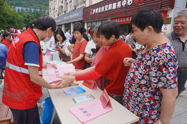 沙湾社区侨属助力“红帆集市” 为民服务宣传《民法典》.jpg