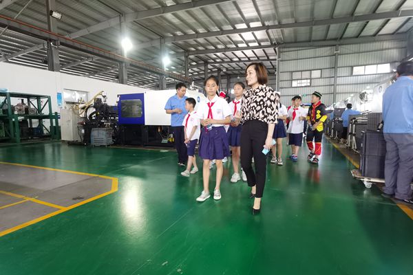 下邵社区党群服务中心：小学生进企业 科技文化展魅力.jpg
