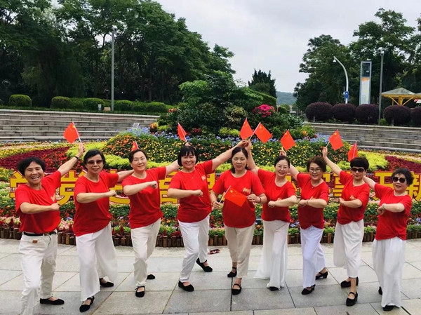 小区居民自发 共庆百年华诞.jpg