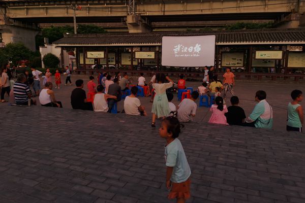 下邵社区党群服务中心：露天电影进社区 丰富居民夜生活.jpg