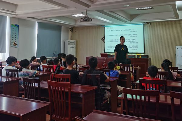 下邵社区党群服务中心：趣享数学 探索奥秘.jpg