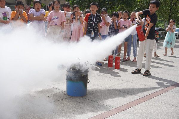沙湾社区：体验消防演习 远离安全隐患.jpg