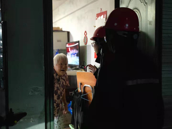 沙湾社区：“红色业委会” 抗台在一线.jpg