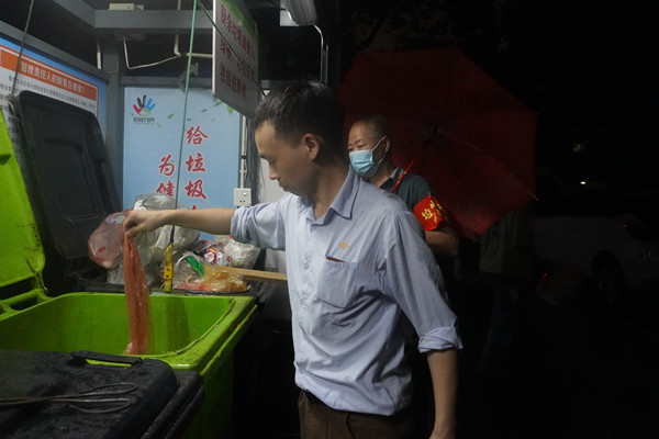 沙湾社区：台风天风雨夜仍然坚守岗位的垃圾分类督导员.jpg