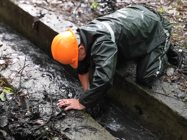风雨中的物业人  居民信赖的大管家.jpg