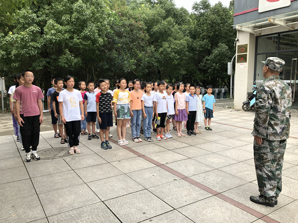 沙湾社区：“历练品质 强健体魄”假日学校开展军训活动.jpg