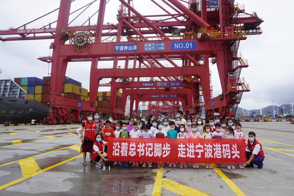 沙湾社区：沿着总书记脚步 走进宁波港码头.jpg