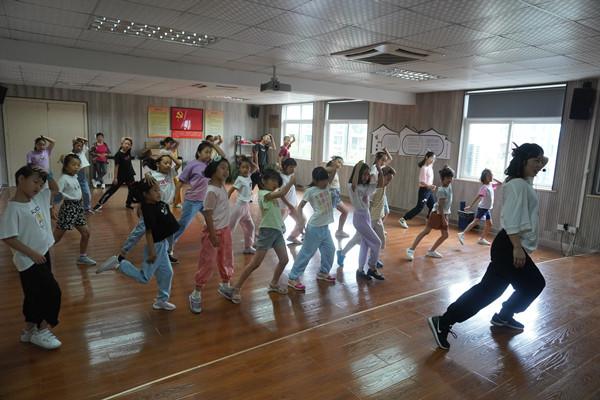 沙湾社区：灿烂人生 舞动青春.jpg