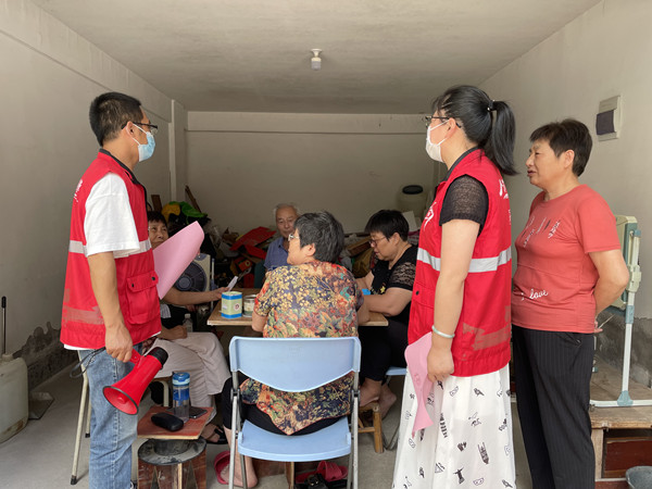 劝阻棋牌室停业 筑牢防疫安全线.jpg