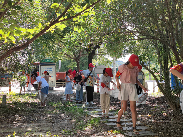 小小志愿者齐动手净家园 助力文明典范城市创建.jpg