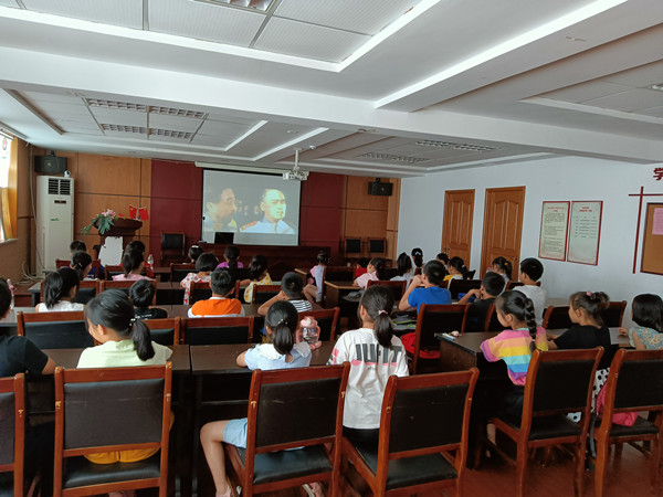 沙湾社区：厚植爱国情怀 观看《建党伟业》.jpg