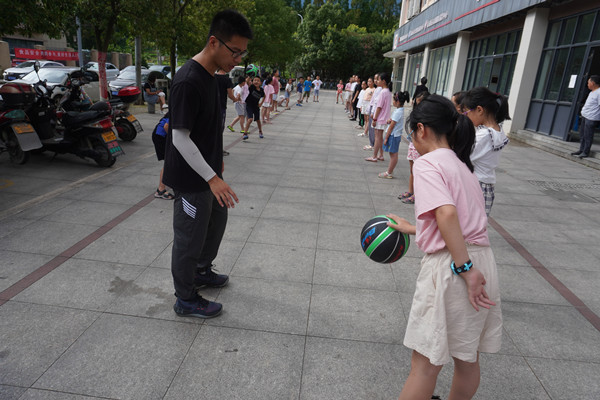 沙湾社区：开展青少年篮球技巧培训.jpg