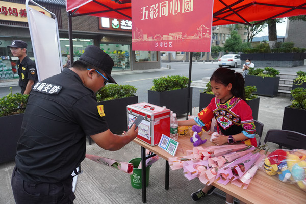 少数民族共绘同心圆 七夕玫瑰义卖传爱心.jpg