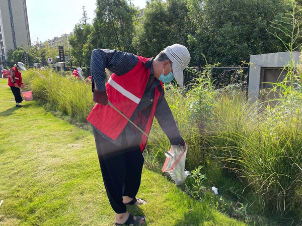 党员退休不退志 别样银辉显担当.jpg