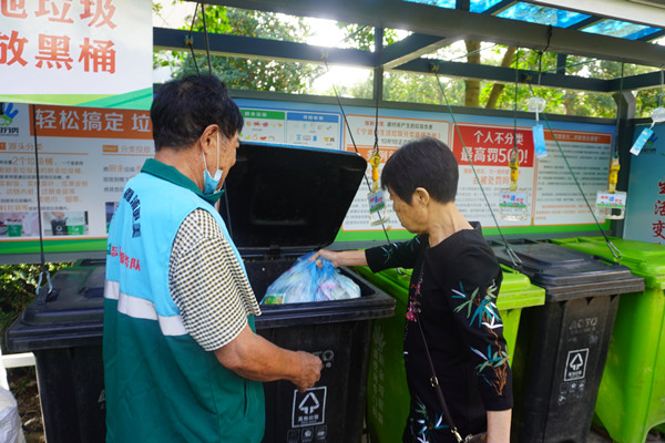 小区“最美”桶边人助力文明典范城市创建.jpg