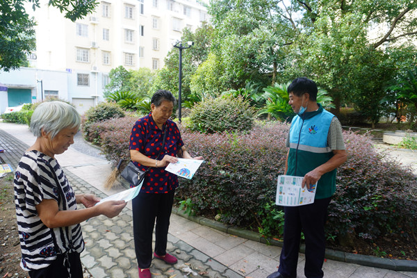小区“最美”桶边人助力文明典范城市创建1.jpg