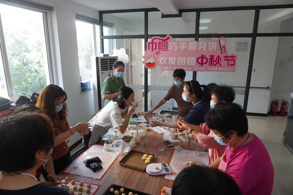 巾帼巧手做月饼 欢度团园中秋节.jpg