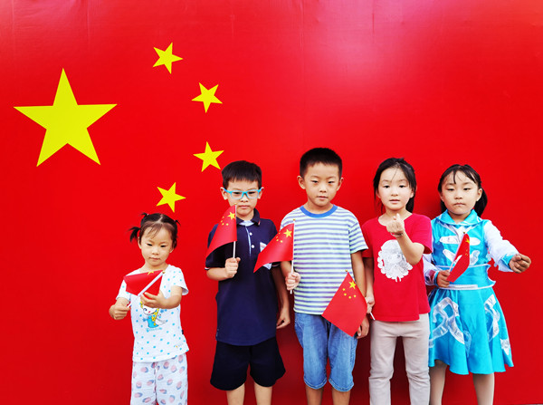 我和国旗合个影 厚植我的爱国情.jpg