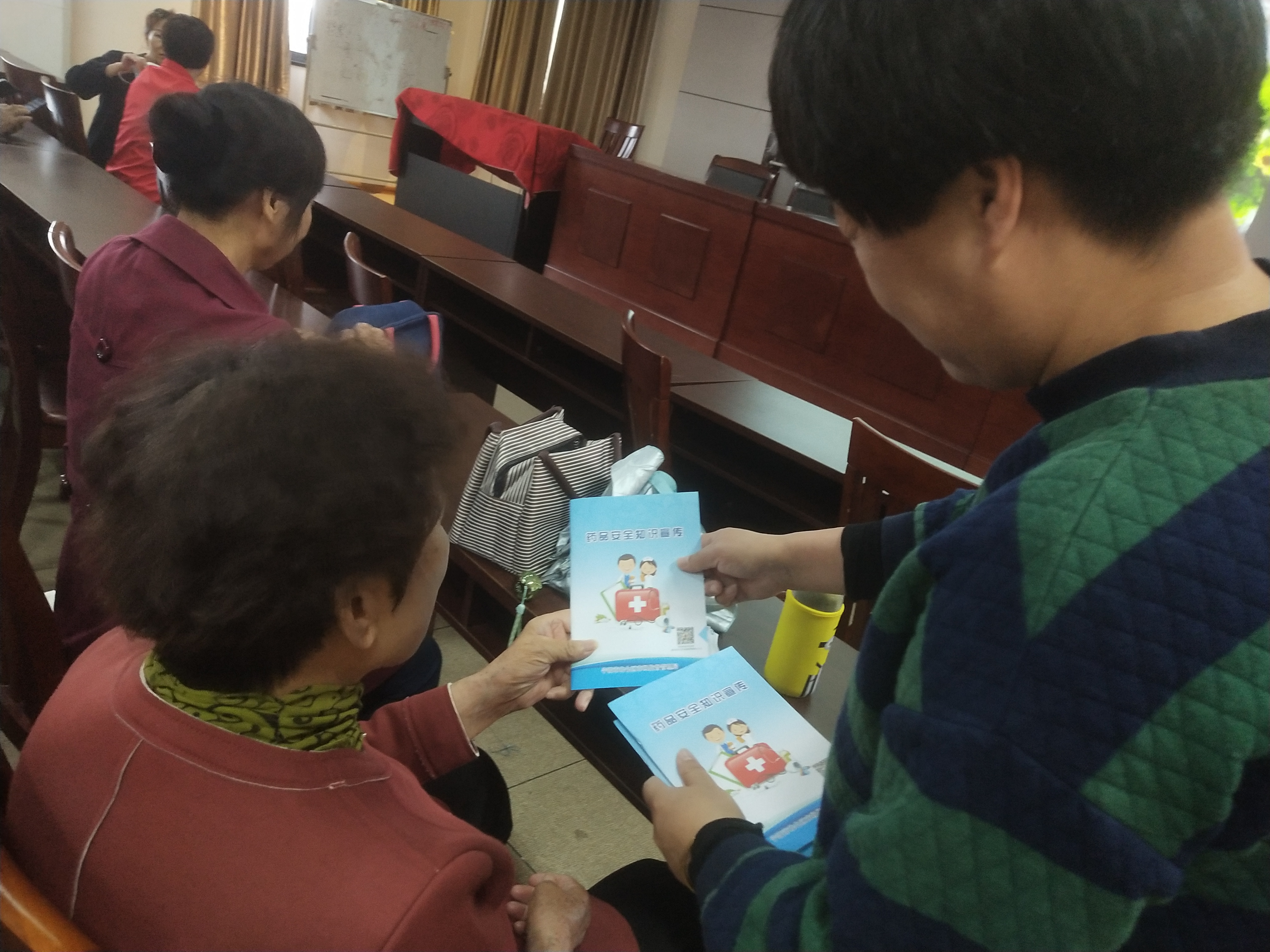 红联社区党群服务中心：药品安全知识宣传 提升居民保护意识.jpg
