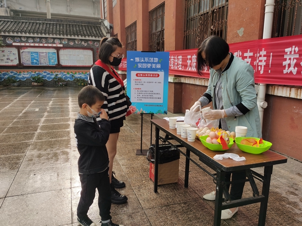 下邵社区党群服务中心：烟头换鸡蛋 换出好习惯.jpg