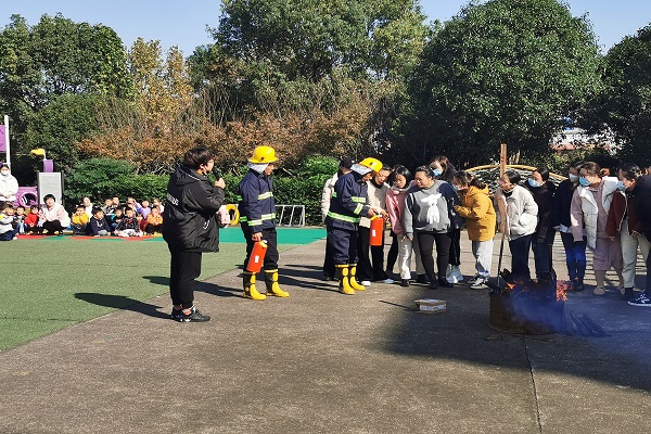 消防员向幼儿园的老师和小朋友们详细讲解灭火器的使用方法.jpg