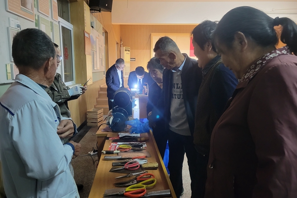 下邵社区党群服务中心：生活帮帮进村 便民服务便百姓.jpg