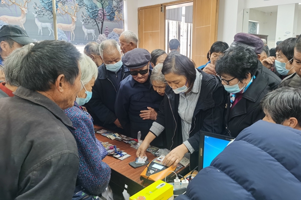 下邵社区党群服务中心：公交便民 为民便利.jpg