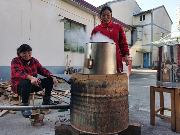 下邵社区党群服务中心：传统酿酒 老底子的味道.jpg