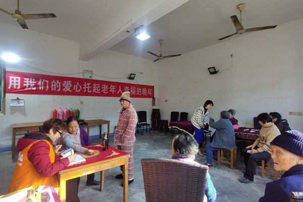 用爱心托起老年人幸福晚年.jpg