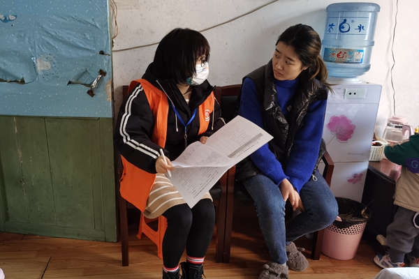 下邵社区党群服务中心：入户指导 科学育儿.jpg