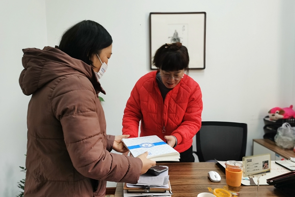 下邵社区党群服务中心：走访企业 送“工作小秘书”.jpg