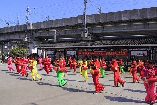 下邵社区党群服务中心：正月十五喜庆多 花鼓龙灯闹元宵.jpg