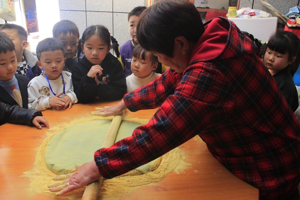 下邵社区党群服务中心：清明做麻糍 承传统文化.jpg