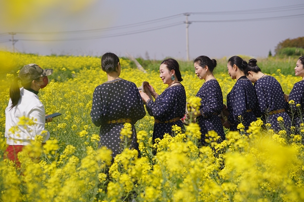 下邵社区党群服务中心：沃田桑景晚 平野菜花香.jpg