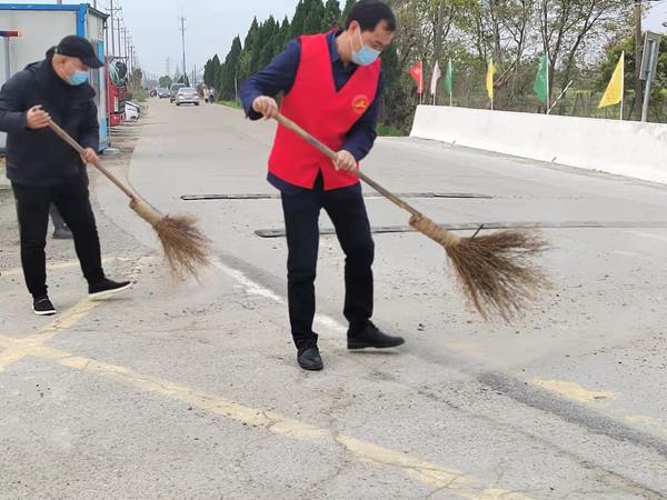 下邵社区党群服务中心：书记带头 清扫学生上学路.jpg