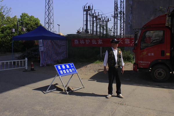 下邵社区党群服务中心：多方联动 助力公路提升工程.JPG