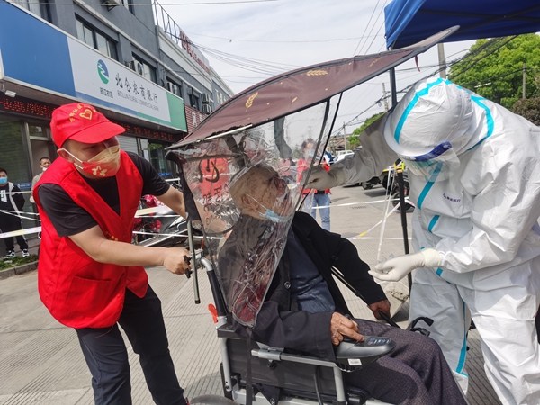 下邵社区党群服务中心：全民核酸 不落一人.jpg