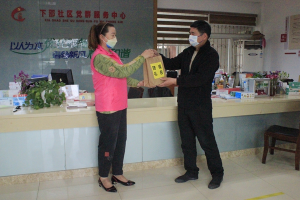 下邵社区党群服务中心：为防疫志愿者送上暖心礼包.jpg
