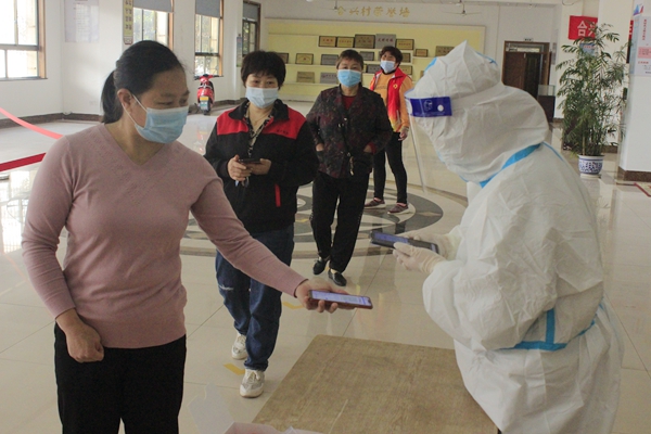 下邵社区党群服务中心：有条不紊 开展核酸检测.jpg